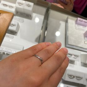 【STAR JEWELRY(スタージュエリー)の口コミ】 ダイヤモンドが斜めのラインで入っており、ミル打ちも施されておりますの…