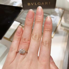 【ブルガリ(BVLGARI)の口コミ】 センターダイヤは、0.5ct〜扱ってました。センターダイヤの周りを360度小…