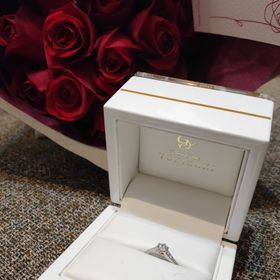 【YUKIZAKI BRIDAL(ユキザキブライダル)の口コミ】 ダイヤは一粒と脇石にもあしらいました。指輪の形はウェイブにしました。V…