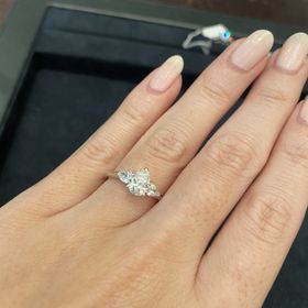 【グラフ(GRAFF)の口コミ】 ペアシェイプはカラット数以上に見た目が大きく感じました。
また、サイド…