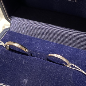 【銀座ダイヤモンドシライシの口コミ】 斜めにダイヤモンドが入っていて、どこから見ても、暗いところでもすごい…