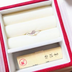 【ひなの口コミ】 上から見るとダイヤモンドがお花のように見える可愛らしくて細身のデザイ…