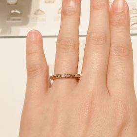 【GALA JEWELRY(ガラジュエリー)の口コミ】 ストレートタイプですが斜めにデザインがあるため、ウェーブにも似ている…