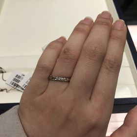 【MIKIMOTO(ミキモト)の口コミ】 ダイヤモンドが3つついており、キラキラ華やかで可愛いリングでした。ダイ…