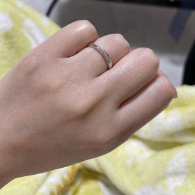 【銀座ダイヤモンドシライシの口コミ】 結婚指輪はダイヤが引っかからないものを探していました。仕事上、派手す…
