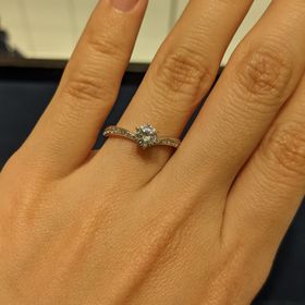 【4℃ BRIDAL(ヨンドシーブライダル)の口コミ】 中央に向かって細くなっているV字リングを試着させていただきました。爪が…