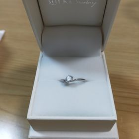 【MILK&Strawberry(ミルクアンドストロベリー)の口コミ】 指が長くみえるVの形の指輪にしました。
スラッと見えるのでオススメでし…