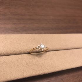 【infinitylove(インフィニティラヴ)の口コミ】 私の好きなひまわりのデザインの指輪を選んでプレゼントしてくれました。
…