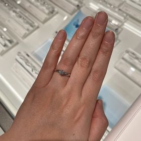 【CAFERING(カフェリング)の口コミ】 真ん中にダイヤモンド、サイドには斜めにダイヤが入ったデザインのもので…