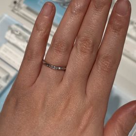 【CAFERING(カフェリング)の口コミ】 斜めにラインの入った結婚指輪です。
ラインでダイヤが入っているのでシン…
