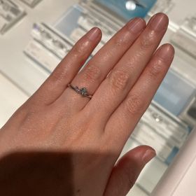 【CAFERING(カフェリング)の口コミ】 リングはウェーブ型で、真ん中にダイヤモンド、左側のみにメレダイヤがあ…