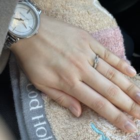 【銀座ダイヤモンドシライシの口コミ】 ウェーブの形のものを探していてとても良いものに出会いました。つけ心地…