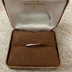 【COEUR D'OR(クゥドール)の口コミ】 プラチナは傷や汚れが付きにくいこと。
半分にダイヤが入っているため、角…