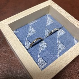 【Flowaves(フロウェーブス)の口コミ】 婚約指輪がストレートなのでストレートタイプで少しダイヤが入っているも…