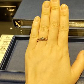 【銀座ダイヤモンドシライシの口コミ】 婚約指輪と結婚指輪を一緒につけたかったので、セットリングを探していま…