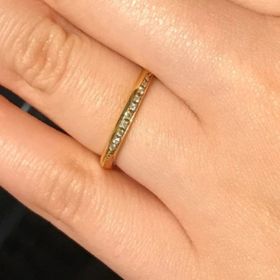 【エクセルコダイヤモンド(EXELCO DIAMOND)の口コミ】 ライン自体はストレートラインですが、埋め込まれたメレダイヤが斜めにな…