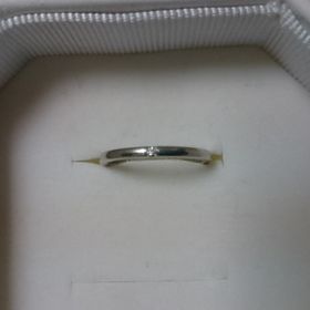 【4℃ BRIDAL(ヨンドシーブライダル)の口コミ】 婚約指輪と重ね付けすることを前提に選びました。婚約指輪はダイヤが埋め…