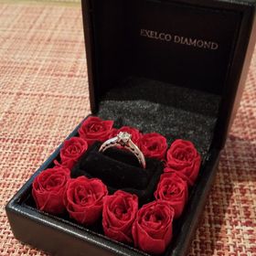 【エクセルコダイヤモンド(EXELCO DIAMOND)の口コミ】 指輪のデザインはどれも同じに見えてしまっていましたが、このデザインに…