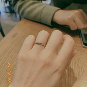 【アイプリモ(I-PRIMO)の口コミ】 ダイヤモンドが流れるように入っていて綺麗です。上下逆さまに付けるとキ…