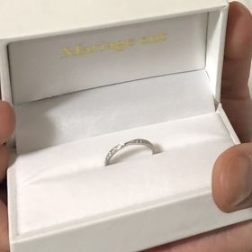 【Mariage ent(マリアージュエント)の口コミ】 普段使いできるエンゲージにこだわり一粒ダイヤはのけてハーフエタニティ…