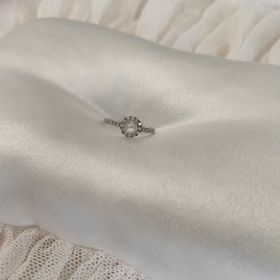 【AHKAH(アーカー)の口コミ】 リングが細く、華奢なものを探していました。
華奢ですが、リングにもダイ…