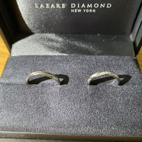 【ラザール ダイヤモンド(LAZARE DIAMOND)の口コミ】 シンプルなデザインではありますが、ダイアモンドの存在感が目立つ指輪を…