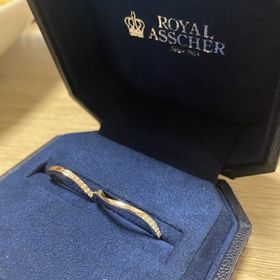 【ROYAL ASSCHER(ロイヤル・アッシャー)の口コミ】 当初はダイヤ無しを検討しておりました。他種の指輪を見て参りましたが多…