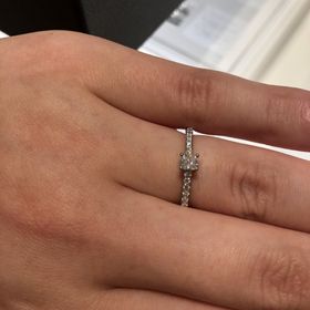 【ティファニー(Tiffany & Co.)の口コミ】 プリンセスカットがとても凛としていて一目惚れしました。彼もこの指輪が1…