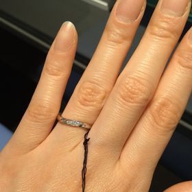 【エクセルコダイヤモンド(EXELCO DIAMOND)の口コミ】 2.5ミリ幅で小さなダイヤが3〜5石程度着いたものを希望していたので条件に…