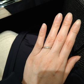 【ラザール ダイヤモンド(LAZARE DIAMOND)の口コミ】 ゆるやかなウェーブに小さなダイヤが3石、斜めについてます。
オーソドッ…