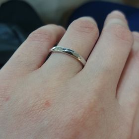 【宝寿堂(ほうじゅどう)の口コミ】 一枚目はファセットリング。ダイヤは付いていませんが、カット面が反射し…