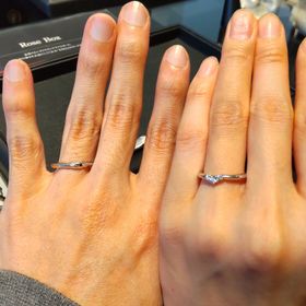 【エクセルコダイヤモンド(EXELCO DIAMOND)の口コミ】 デザイン
男性用は、シンプルなストレートに真ん中の部分は黒ダイヤが埋め…