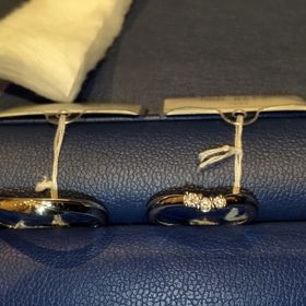 【銀座ダイヤモンドシライシの口コミ】 女性用は３つダイヤが流れ星のようにつけられており、
中心部のみウェーブ…