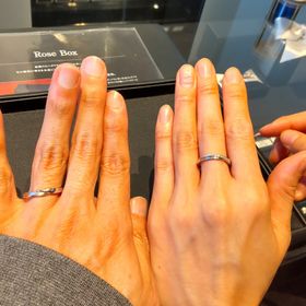 【エクセルコダイヤモンド(EXELCO DIAMOND)の口コミ】 デザイン
男性用はストレートに中心部がねじられており、
片方がマット加…