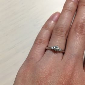 【エクセルコダイヤモンド(EXELCO DIAMOND)の口コミ】 結婚指輪と重ね付けを考えていたのですが、まずは婚約指輪単体で似合うも…