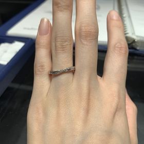 【銀座ダイヤモンドシライシの口コミ】 デザインと品質が良いと思い購入しました。細身でシンプルだけど、ダイヤ…