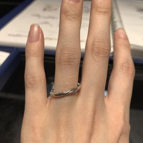 【銀座ダイヤモンドシライシの口コミ】 ダイヤが左右に付いているので、高級感を感じます。しかし多過ぎずシンプ…