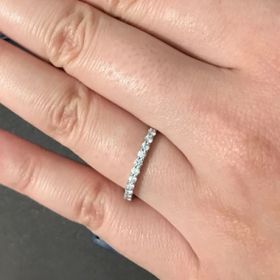 【ROYAL ASSCHER(ロイヤル・アッシャー)の口コミ】 ダイヤモンドの品質が輝きや印象を左右するエタニティタイプのリングであ…