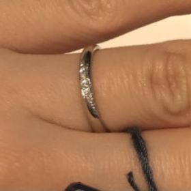 【ROYAL ASSCHER(ロイヤル・アッシャー)の口コミ】 幅は細めのデザインで、まっすぐな指輪に斜めにあしらわれたダイヤモンド…