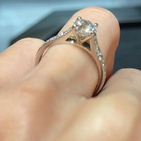 【ヴァン クリーフ＆アーペル(Van Cleef & Arpels)の口コミ】 さすが外資系、好みのボリュームのあるリング部分がダイヤモンドの大きさ…