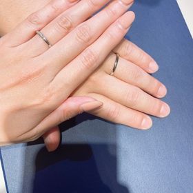 【銀座ダイヤモンドシライシの口コミ】 指輪のデザインはダイヤが入ってるもので探してました。斜めにダイヤが入…