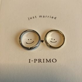 【アイプリモ(I-PRIMO)の口コミ】 女性の斜めに入ったダイヤモンドが大人っぽく、イエローゴールドなのでよ…