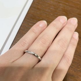 【TRECENTI(トレセンテ)の口コミ】 ストレートタイプの指輪ですが、流れるようにダイヤがあしらってあります…