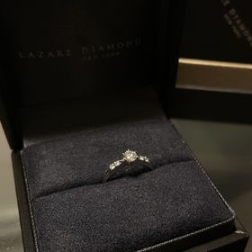 【ラザール ダイヤモンド(LAZARE DIAMOND)の口コミ】 色々試着させていただきましたが、メインのダイヤのサイドにもダイヤが散…