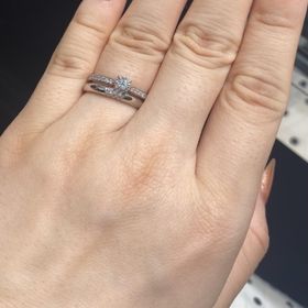【ラザール ダイヤモンド(LAZARE DIAMOND)の口コミ】 エタニティの婚約指輪で探していました。単体でつけてもすごく素敵でした…