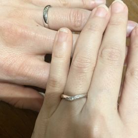 【TRECENTI(トレセンテ)の口コミ】 V字タイプで、ダイヤが右に流れるようにあしらってある指輪です。エレガン…