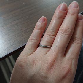 【ラザール ダイヤモンド(LAZARE DIAMOND)の口コミ】 ウェーブで考えていましたが、これはどうですかとV型の指輪を提案してもら…