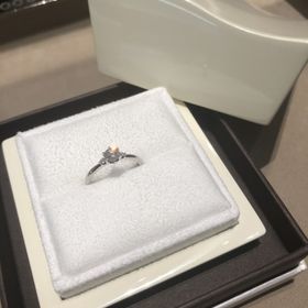 【LUCIE(ルシエ)の口コミ】 サイドストーンのあるデザインの指輪を探していて、このデザインがドンピ…