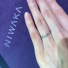 【俄(にわか)の口コミ】 婚約指輪である木洩日と結婚指輪であるせせらぎを重ねづけした際の一体感…