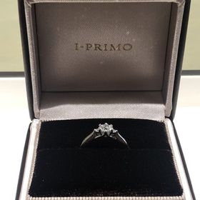 【アイプリモ(I-PRIMO)の口コミ】 デザインで決めました。センターのダイヤモンドのサイドに小さなダイヤが2…
